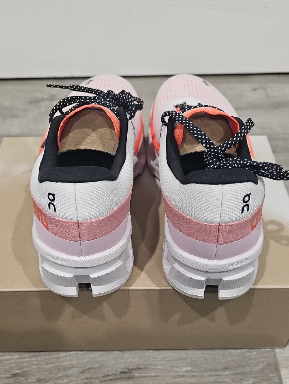 NWT Oncloud  Running Women's Running Shoes in White & Coral Accent - Picture 3 of 7